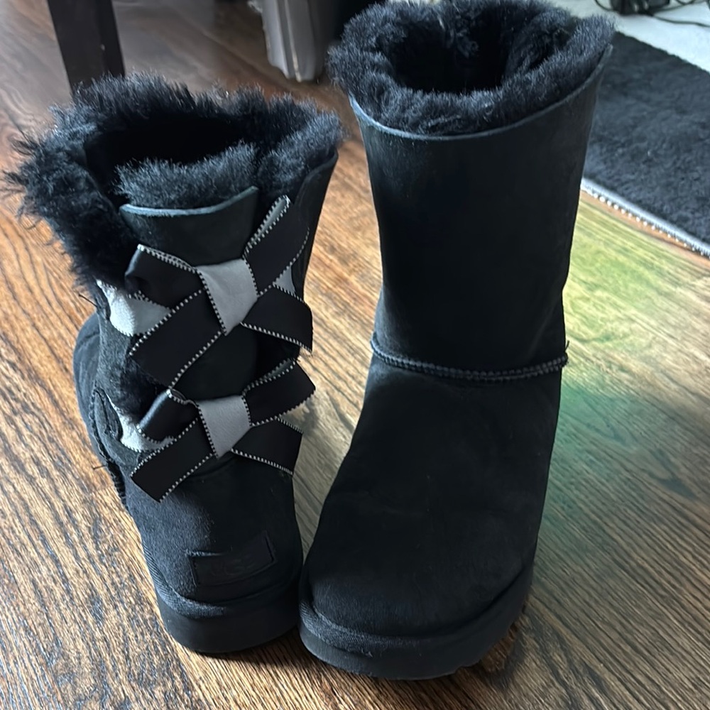 UGG Women's Black Fur-Lined Boots with double bows Size 9 Like New